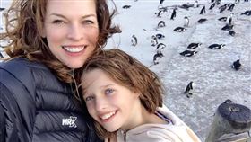 蜜拉喬娃維琪（Milla Jovovich）可說是讓《惡靈古堡》席捲全球的最大功臣，從2002年一路拍到2016年，精湛的動作戲依然是好萊塢一線動作片女星。她的婚姻生活也相當充實且美滿，與導演保羅W.S.安德森上月初順利產下第三胎，近日大女兒Ever Gabo Anderson更是躍升好萊塢寵兒，接下漫威與迪士尼真人電影《彼得潘》雙主角位置。IG