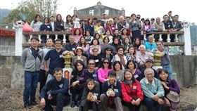 台東林氏家族祭祖擬如期舉行台東4大家族之一的林氏家族截至目前尚未取消29日的家族祭祖活動。林氏家族祭祖團拜已有30年，清明掃墓從各地回來的子孫最多有逾120人參加。圖為過去家族掃墓合影。（林豐傑提供）中央社記者盧太城台東傳真　109年3月12日