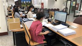 高雄市戶政事務所查核罷韓連署書高雄市各行政區戶政事務所近來協助查對罷韓連署書，業務量增加，不過民進黨高雄市議員林智鴻在臉書貼文指出，據選委會內部消息，查對及抓錯都有加錢，質疑民意會被犧牲。（高雄市政府民政局提供）中央社記者王淑芬傳真  109年3月12日