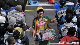 日本職棒看台啤酒、飲料銷售員。(資料圖／記者王怡翔攝影）