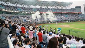 桃園棒球場滿場觀眾球迷。（圖／資料照）