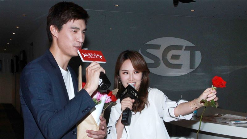 奔電視台！男星捧花送愛三立正妹主播