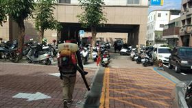 台東醫院防疫升級　全面消毒衛生福利部台東醫院防疫升級，針對民眾經常停留或接觸的病房、診間、檢驗室、電梯、樓梯及戶外空間等全面進行消毒，希望讓民眾百分百安心。中央社記者盧太城台東攝　109年3月12日