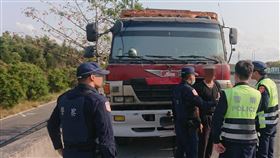 貨車拆車牌規避國道通行費遭逮交通部高速公路局12日表示，日前與警方當場攔獲一輛經常卸下車牌、規避國道通行費的貨車，警方除開罰單外，高公局也將向駕駛追繳貨車上路以來約新台幣1萬4000元欠費。（高公局提供）中央社記者汪淑芬傳真　109年3月12日