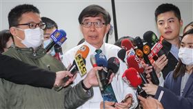 口罩實名制2.0上線塞爆　健保署：後續還可預購　口罩實名制2.0於12日上午9時上線，「健保快易通」APP頓時湧入超過8萬人，造成系統壅塞。健保署長李伯璋（中）表示，11日已緊急把流量從1GB升級成4GB，但民眾可能希望第一時間就預購到，導致一開放瞬間湧入大量流量，他強調，後續還有好幾天可預購，民眾不用趕著第一天預購。中央社記者裴禛攝　109年3月12日