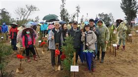 金門植樹節活動登場金門縣109年植樹節活動12日在金沙鎮大地村莊旁舉行，金門國家公園管理處長曾偉宏（前中）帶領員工植樹。中央社記者黃慧敏攝　109年3月12日
