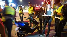 新北攔查非法改裝排氣管新北市政府環保局12日表示，增設50處固定式車牌辨識系統，有30處具有主動偵測噪音設備，並聯合警力擴大稽查網，抓出非法改裝排氣管的車輛，以免擾人安寧不勝困擾。（市府環保局提供）中央社記者黃旭昇新北傳真  109年3月12日