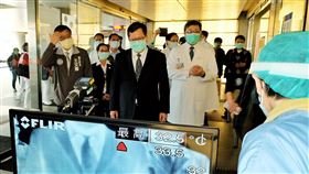 視察長庚醫院　鄭文燦籲各責任醫院共同承擔防疫桃園市長鄭文燦（前中）12日前往桃園長庚醫院視察防疫工作，他呼籲民眾做好分級醫療，各責任醫院也要共同承擔責任，減輕長庚醫院的負擔。中央社記者吳睿騏桃園攝　109年3月12日