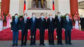 ▲ 馬英九(中)與曾永權（左三）、高華柱（右二）等馬政府前官員赴國父紀念館致祭。（圖／翻攝自陳以信臉書）