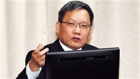 武漢肺炎引爆全球股災，美股道瓊指數再崩跌2352點，創「黑色星期一」以來最糟表現；財政部長蘇建榮盤前親上火線喊話。（中央社檔案照片）