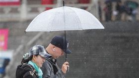 13日鋒面通過，中部以北、東半部地區及南部山區有局部降雨，其中北部整天有較長的降雨時間，其他地區入夜後降雨機率增加。（中央社檔案照片）