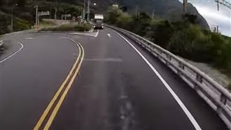 大貨車逆向行駛　女騎士嚇傻呆立路邊