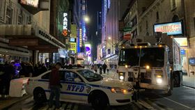 紐約防疫禁500人以上集會  百老匯熄燈為防止武漢肺炎疫情蔓延，紐約州長古莫美東時間12日宣布全州禁止500人以上集會，包括曼哈頓百老匯劇院。圖為2020年跨年夜百老匯街道封鎖景象。中央社記者尹俊傑紐約攝  109年3月13日