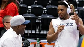 ▲爵士球星米歇爾（Donovan Mitchell）的父親、老米契爾（Donovan Mitchell Sr.）目前就任職於大都會球團，3月5日才剛到現場觀戰兒子的比賽。（圖／路透社）