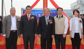 國際石塑地板大廠美喆國際企業回台投資，12日下午在台南科技工業區舉行新廠動土典禮，內政部長徐國勇（左2）、台南市長黃偉哲（右2）等人出席見證。中央社記者張榮祥攝　109年3月12日