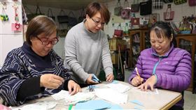 寄養媽媽攜手志工縫製愛心口罩套贈兒少新北市府社會局12日表示，新北家扶中心寄養媽媽徐季幼（左）和志工王曉燕（右）協助製作愛心口罩套，分別負責打版和裁剪縫製，除送給家扶中心180名寄養兒少外，也分享給其他寄養系統和早療機構。中為家扶中心社工督導范淑芬。（新北市社會局提供）中央社記者黃旭昇新北市傳真  109年3月12日