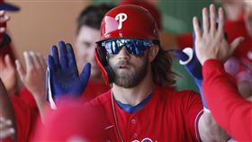 ▲費城人球星哈波（Bryce Harper）表示仍會握手和擊掌。（圖／美聯社／達志影像）