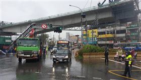 新北市，新店，大貨車，燈桿，撞斷，粗心