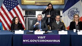 紐約市長白思豪（前左2）12日在談到紐約將如何面對病床需求激增的情況時表示，紐約已經進入「只能比作是戰爭和戰時動態的情況」。（圖取自twitter.com/NYCMayor）
