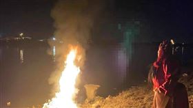 送肉粽押到海邊…「綠色魂影」現蹤　鍾馗師：消冤解怨了（圖／龍臥雲提供）