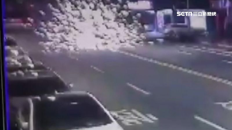 新店深夜巨響　竟是駕駛開車邊丟煙火