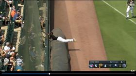 ▲海盜新秀海斯（Ke'Bryan Hayes）飛進護網沒收飛球。（圖／翻攝自MLB官網）