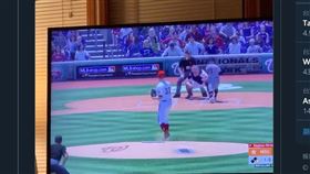 球迷操控電玩砸太空人球員。（圖／翻攝自推特)