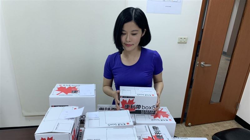 忍85分貝趕口罩　美女闆娘暖捐耳塞