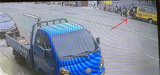 驚悚瞬間！娃娃車捲男童　眾人抬車救