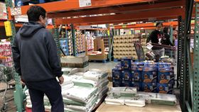 舊金山民眾搶購物資 無米可搶買麵粉矽谷的科技公司陸續宣布員工遠距離工作，附近的賣場多了購物人潮。圖為當地時間12日一處賣場無米可搶，只能買麵粉。中央社記者周世惠舊金山攝  109年3月13日