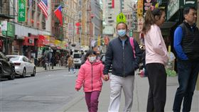 武漢肺炎蔓延  紐約華埠民眾戴口罩防疫武漢肺炎疫情延燒，紐約確診病例不斷增加，曼哈頓華埠街上不時可見戴口罩防疫的民眾。中央社記者尹俊傑紐約攝  109年3月13日