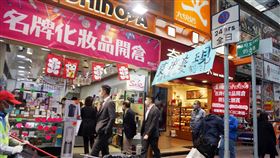 反送中加疫情衝擊  香港經濟苦不堪言（1）香港經濟在接連受到「反送中」運動和武漢肺炎疫情衝擊下，現已苦不堪言，不僅股市暴跌，其它經濟範疇也陷入嚴重低迷。圖為12日，銅鑼灣一家商店進行清倉大拍賣，疫情已使香港零售業大受打擊。（中通社提供）中央社  109年3月13日