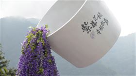 瑞里紫藤花季拈花舞茶裝置藝術嘉義縣文觀局在瑞里源興宮前廣場打造3公尺高的「拈花舞茶」裝置藝術，大片紫色花瀑自巨大的茶瓷杯流瀉而出，搭配壯闊山嵐雲霧景緻，成打卡景點。中央社記者蔡智明攝  109年3月13日