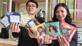 暖心業者送防疫咖啡加持台中市連鎖咖啡業者林佩霓（右）與同仁想以實際行動感謝衛福部長陳時中等第一線防疫人員，特別製作2000包防疫耳掛咖啡，每包印上暖心加油話語，如「謝謝你們守護大家，加油！」、「病毒退散，你的咖啡因我來加持」等。中央社記者郝雪卿攝  109年3月13日