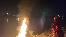 送肉粽押到海邊…「綠色魂影」現蹤　鍾馗師：消冤解怨了（圖／龍臥雲提供）