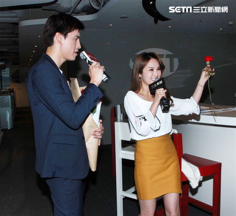 羅宏正和主播張齡予同慶情人節。（記者邱榮吉/攝影）
