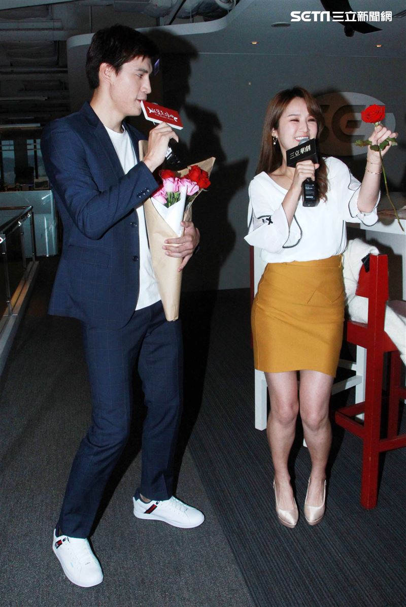羅宏正和主播張齡予同慶情人節。（記者邱榮吉/攝影）