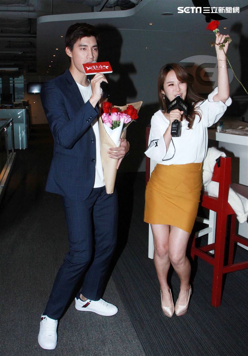 羅宏正和主播張齡予同慶情人節。（記者邱榮吉/攝影）