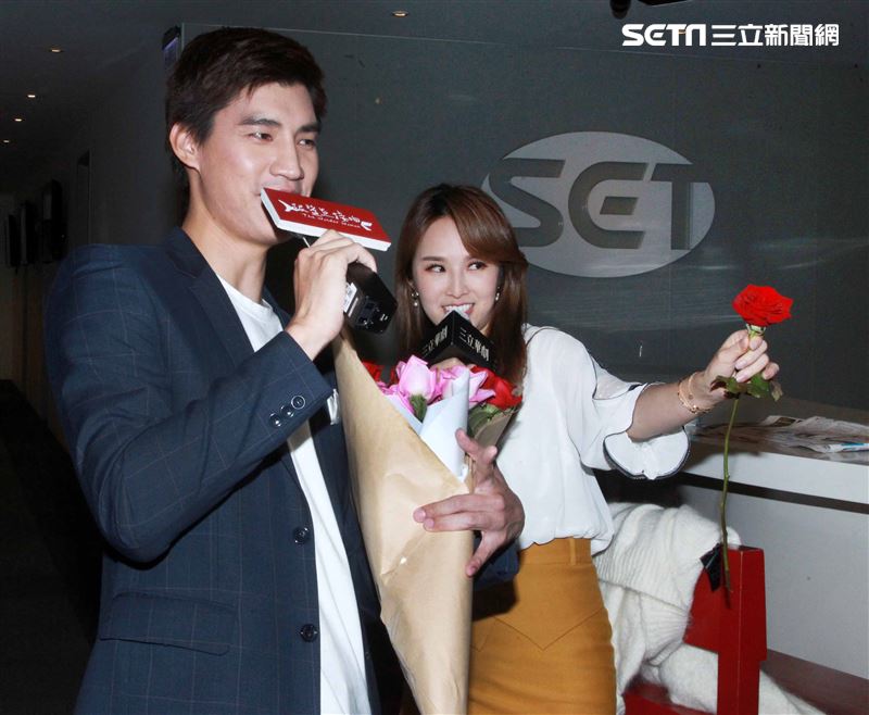 羅宏正和主播張齡予同慶情人節。（記者邱榮吉/攝影）