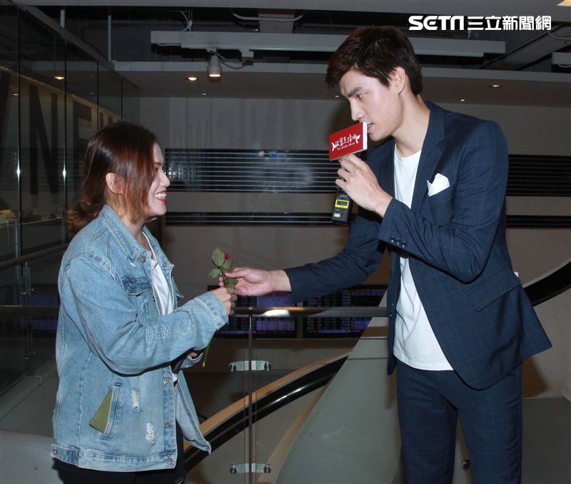 羅宏正擁抱新聞同仁慶祝情人節。（記者邱榮吉/攝影）