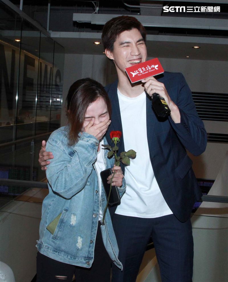 羅宏正擁抱新聞同仁慶祝情人節。（記者邱榮吉/攝影）