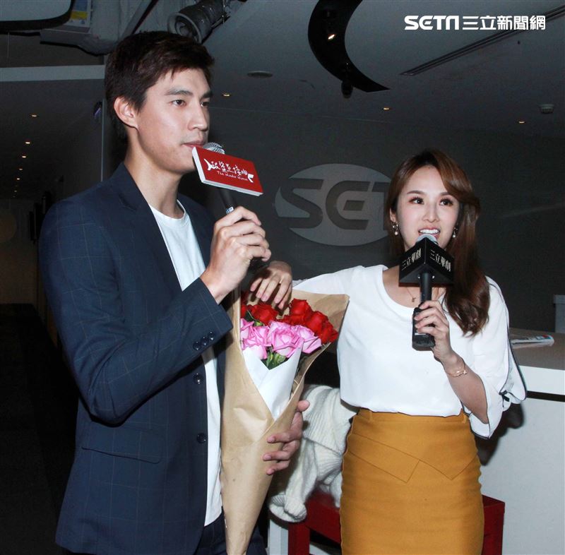 羅宏正和主播張齡予同慶情人節。（記者邱榮吉/攝影）