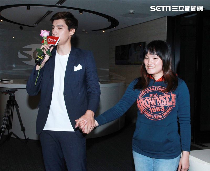 羅宏正擁抱新聞同仁慶祝情人節。（記者邱榮吉/攝影）