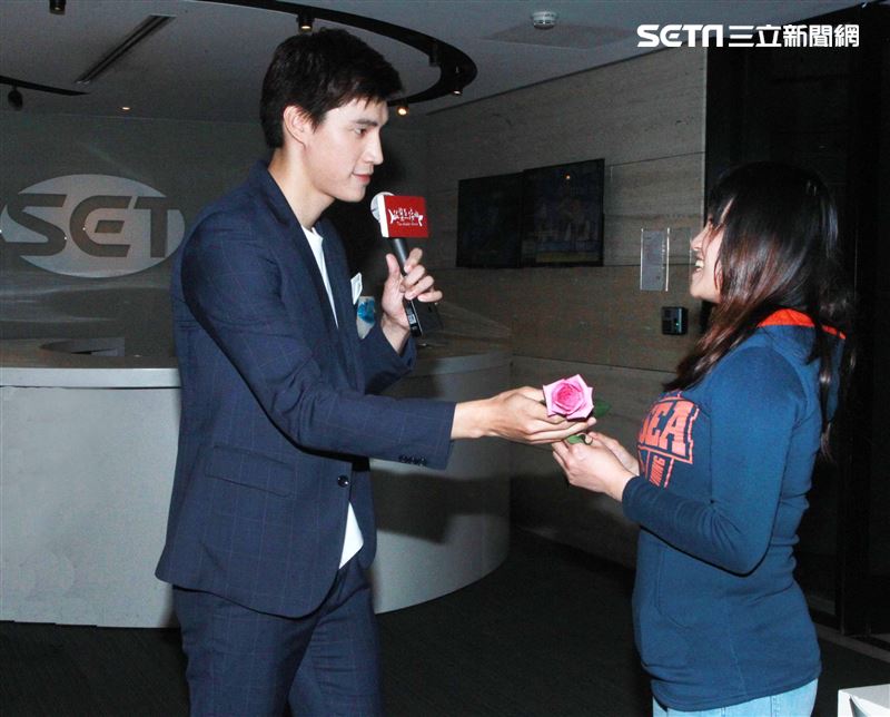 羅宏正擁抱新聞同仁慶祝情人節。（記者邱榮吉/攝影）