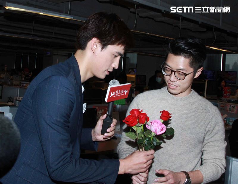 羅宏正擁抱新聞同仁慶祝情人節。（記者邱榮吉/攝影）