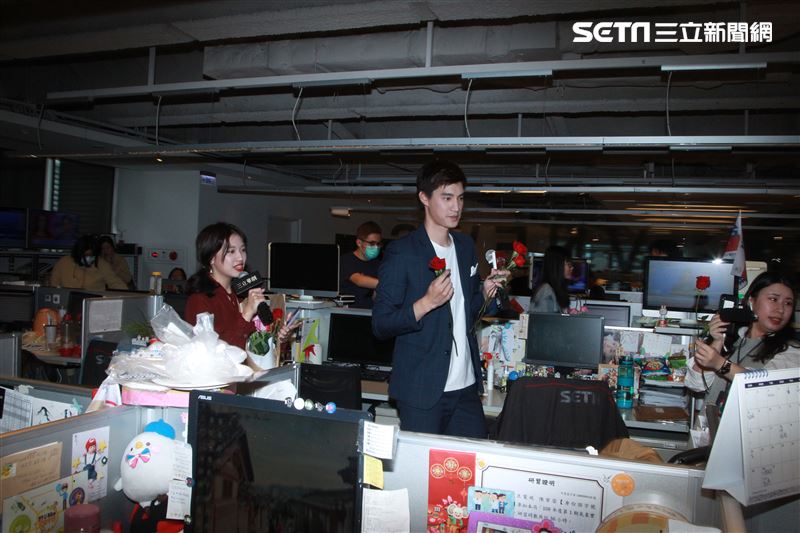 羅宏正擁抱新聞同仁慶祝情人節。（記者邱榮吉/攝影）