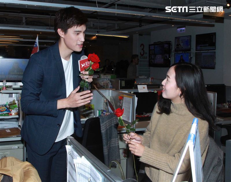 羅宏正擁抱新聞同仁慶祝情人節。（記者邱榮吉/攝影）