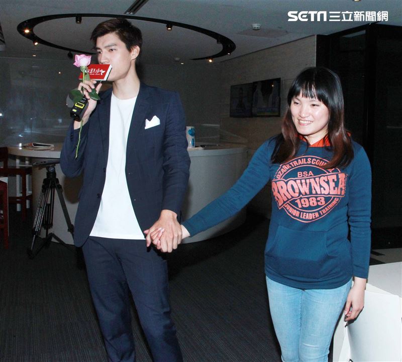 羅宏正擁抱新聞同仁慶祝情人節。（記者邱榮吉/攝影）