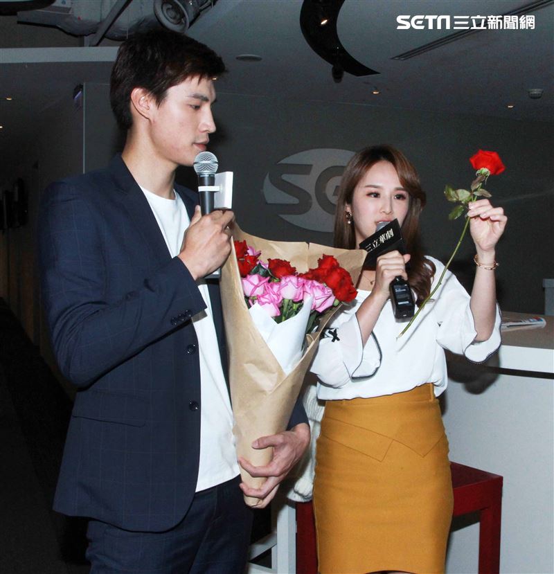 羅宏正和主播張齡予同慶情人節。（記者邱榮吉/攝影）