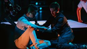 台澳團隊跨國創作虛擬親密　澳洲墨爾本首演台灣狠劇場與澳洲即行劇場共製作品「虛擬親密」，透過科技與觀眾互動，講述同志尋愛心聲，13日在澳洲墨爾本馬丁．邁爾劇場（Martyn Myer Arena）首演。（墨爾本藝術中心亞太表演藝術3年展Asia TOPA提供）中央社記者趙靜瑜傳真　109年3月13日